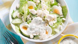Gemischter Salat mit Joghurtsauce